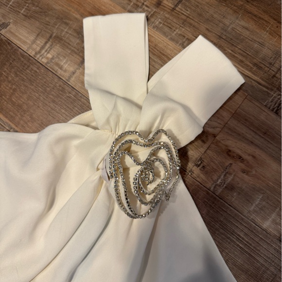 Ann Taylor NEW White Halter Top Rosette Accent Faux Diamond Holiday Top Size MP - Picture 6 of 8